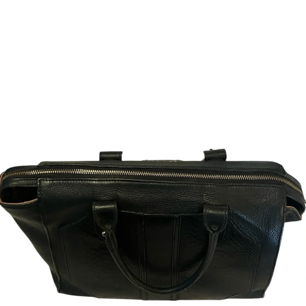 GiGi New York tote closure textured